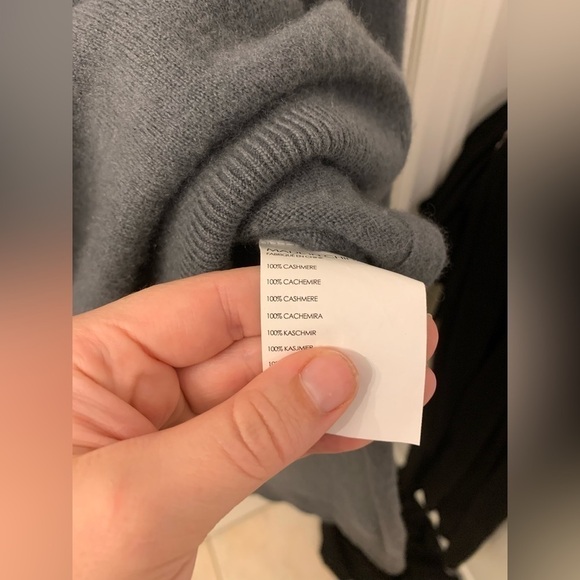 Like new dark grey CLUB MONACO 100% CASHMERE  TURTLE/MOCK NECK SWEATER - Picture 3 of 6